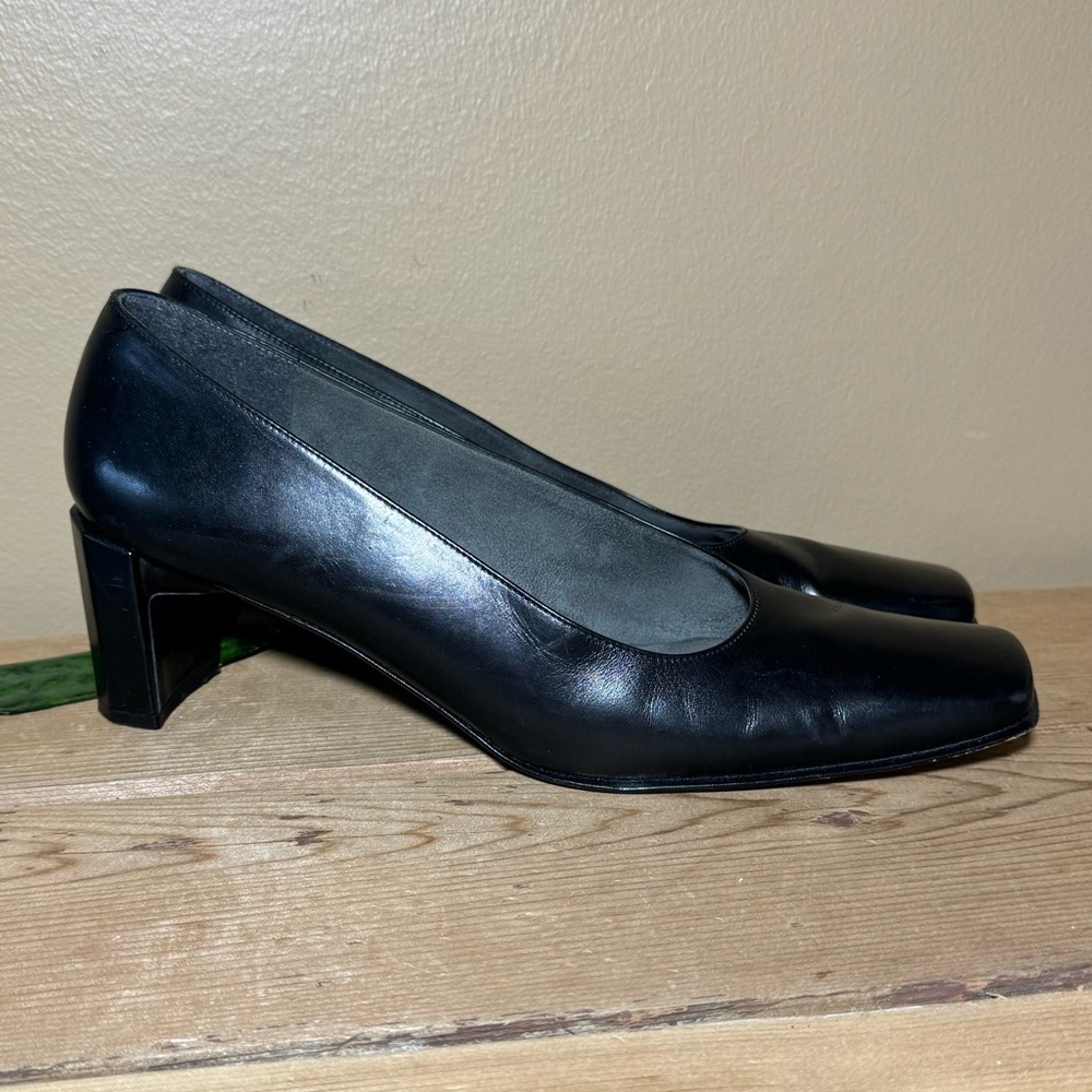 Stuart Weitzman classic black pumps 10